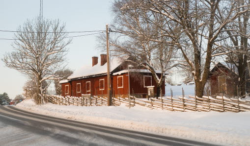 En snöig väg i Brottby