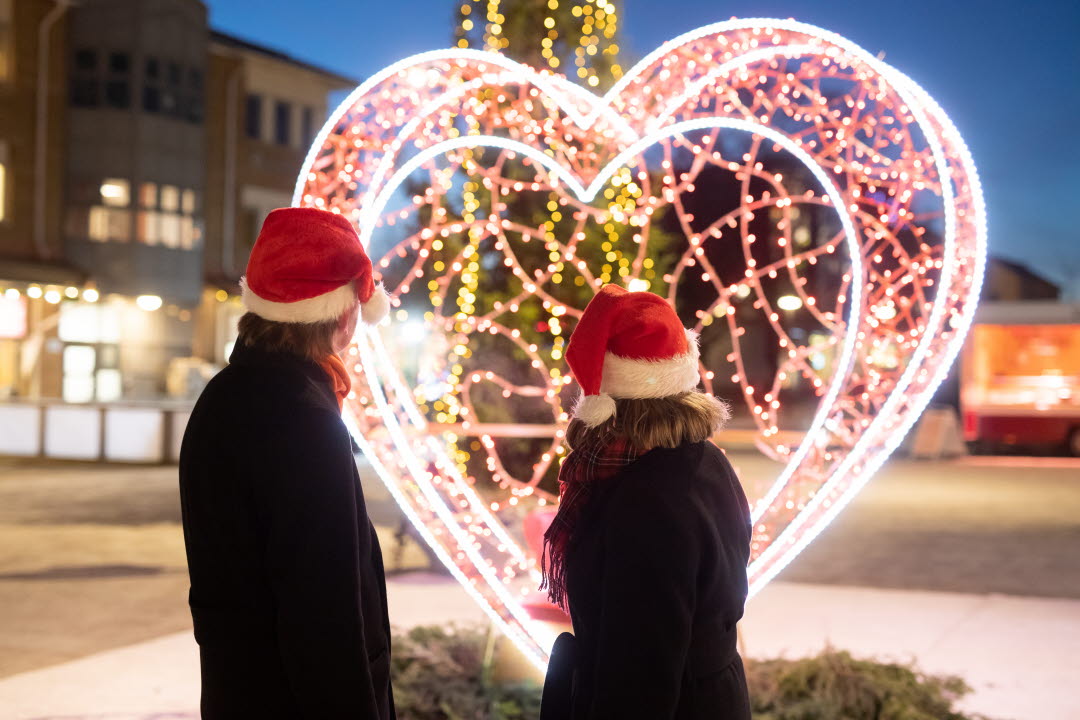 Johan skog och Annika Hellberg inviger julbelysning 2022
