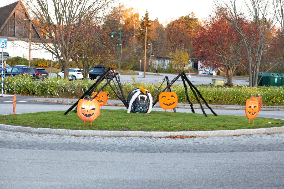 Halloweendekorationer i form av en stor spindel och pumpor. På plats i en av kommunens cirkulationsplatser, 