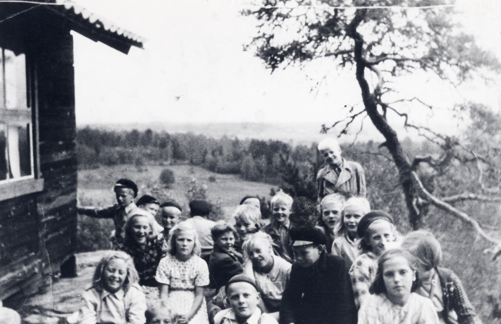 Barn från Hjälmsta skola? på skolresa till utsiktsberget vid Lingsberg. Med på bilden är Olof Lindblom, Gunvar Nilsson, Björn Rundquist, Bengt Nyberg, Bertil Wahlgren, Tommy Karlsson, Siv Österberg, Ingegerd Tillborg, Ulla Leverin, Ulla Brolin, Kjell Pettersson, Birgitta Bengtsson, Gunborg Jansson, Harriet Raab, Bertil Carlsson, Rune Landquist, Harry Wennberg, Ing-Britt Karlsson och Mona Bergström. Ordningen på personerna osäker