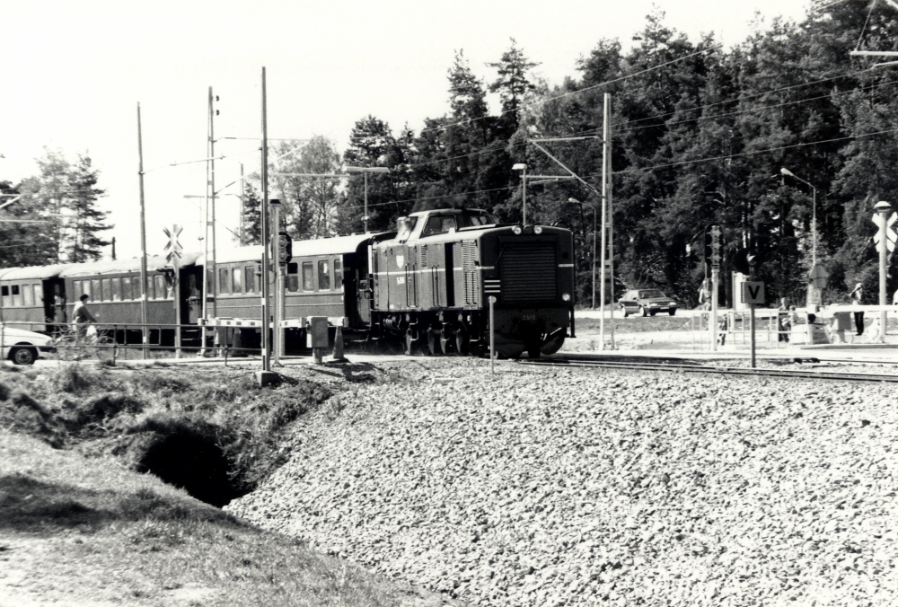 Roslagsbanans veterantågsförening har utfärd på Roslagsbanan med Tp-lok 3515 från Småländska smalspåret samt gamla personvagnar som tidigare trafikerat Roslagsbanan.  Här är tåget på väg norrut  efter uppehållet  vid Ormsta järnvägsstation
