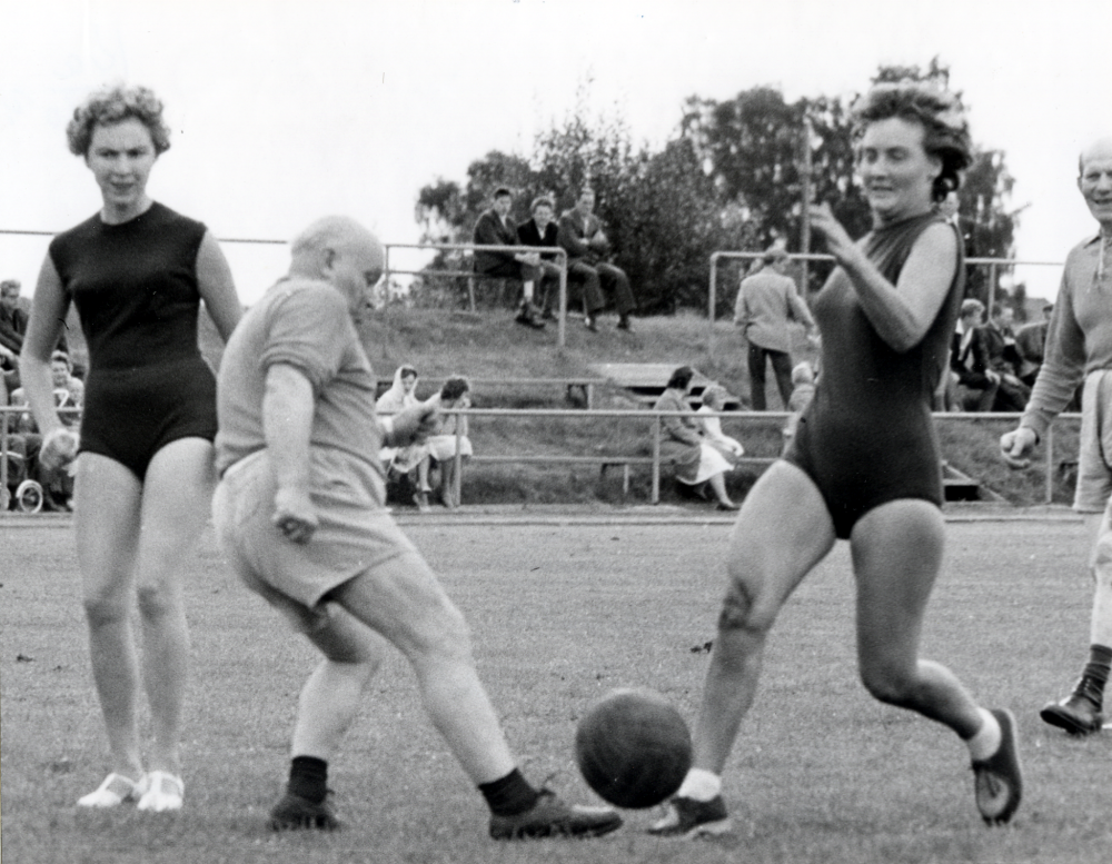 Vallentuna gymnastiksklubb  möter  Vallentuna kommun  i en match på  Vallentuna idrottsplats  Damerna kommer från gymnastikklubben och herrarna från kommunen. Fr v  Harriet Lager   Frans Karlsson (hade radioaffären på  centralvägen) Kerstin Andemark  och  Knut Eriksson