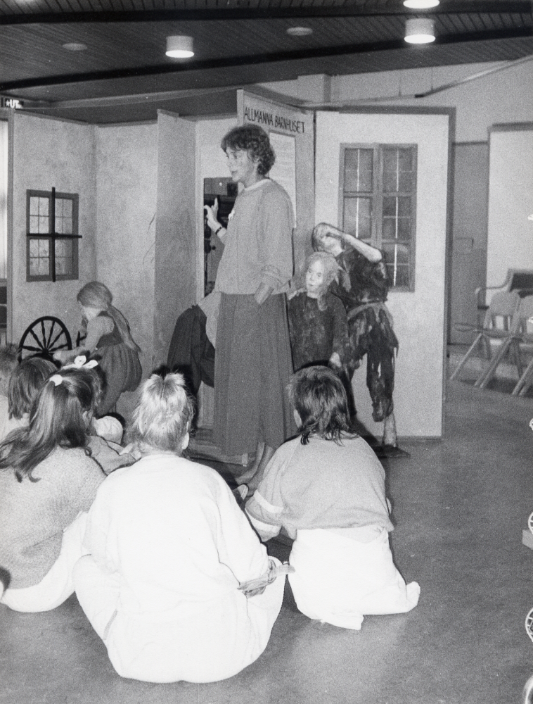 Barn på 1600-talet  en utställning i  Vallentunasalen  2-26 september med tre uppbyggda miljöer från högre stånd, allmoge och allmänna barnhuset gjorda av  Eva Rahmqvist.  I utställningen ingick visningar av  Anne Banér  för skolbarn samt en teaterföreställning 'En vanlig dag år 1630' där livet åskådliggjordes med hjälp av målningar och teater.  Här visar Anne Banér utställningen.  Utställningarna och programmen var ett samprojekt mellan kulturnämnderna i Vallentuna, Danderyd och Tyresö