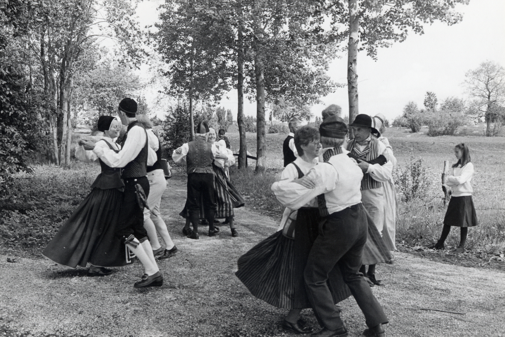 Vallentuna folkdansförening  dansar nedanför Väsby kvarn mot Vallentunasjön.