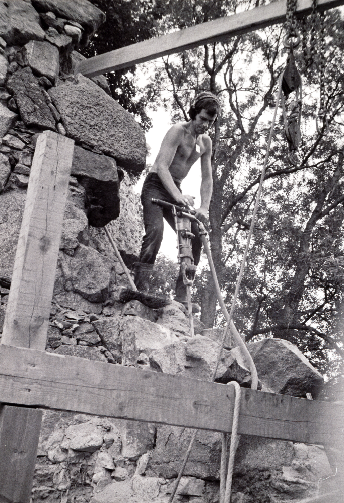 Roland de Thorest de Thorey, den drivande kraften vid restaureringen av Össby kyrkoruin, säkrar murarna genom att borra ner spett. Dessa järnspett förankrades därefter med järnkrampor upptill. Renoveringsprojektet påbörjades 1963 och avslutades 1971.