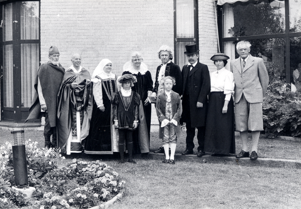 Kung Carl XVI Gustaf och drottning Silvia besöker Vallentuna på sin "Eriksgata" i Stockholms län.  En rad historiska personer har defilerat förbi kungaparet i Paviljongen. Idé och utformning: Eva Rahmqvist med hjälp av Helena Wangefelt.  Här har deltagare i dräktkavalkaden samlats utanför Tärningen. Fr v Ulf i Skålhamra – Alf Olsson,  prästen Mathias – Evert Lillefors, Gustav Vasas mor – Kerstin Stenhols,  Gustav Vasa – ??????, Jacob Johan Anckarström – Claes Friström, Johan Jacob Anckarström – ???, David af Wirsén – Christer Westerlund, Ruth Milles – Kerstin Sjösvärd och Jan Fridegård – Carl-Erik Wikström