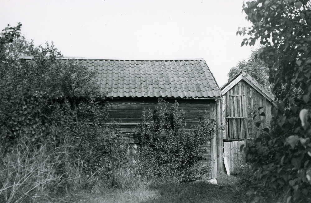 Ekonomibyggnader vid Rickeby gård, som låg på höjden mellan Källvägen och Fornminnesvägen.  Gårdens mark såldes redan i början av 1900-talet till villabebyggelse.  Tomterna förmedlades av AB Billiga tomter. Huvudbyggnaden finns kvar på en flygkarta från 1962, medan uthus och ekonomibyggnader då redan rivits.