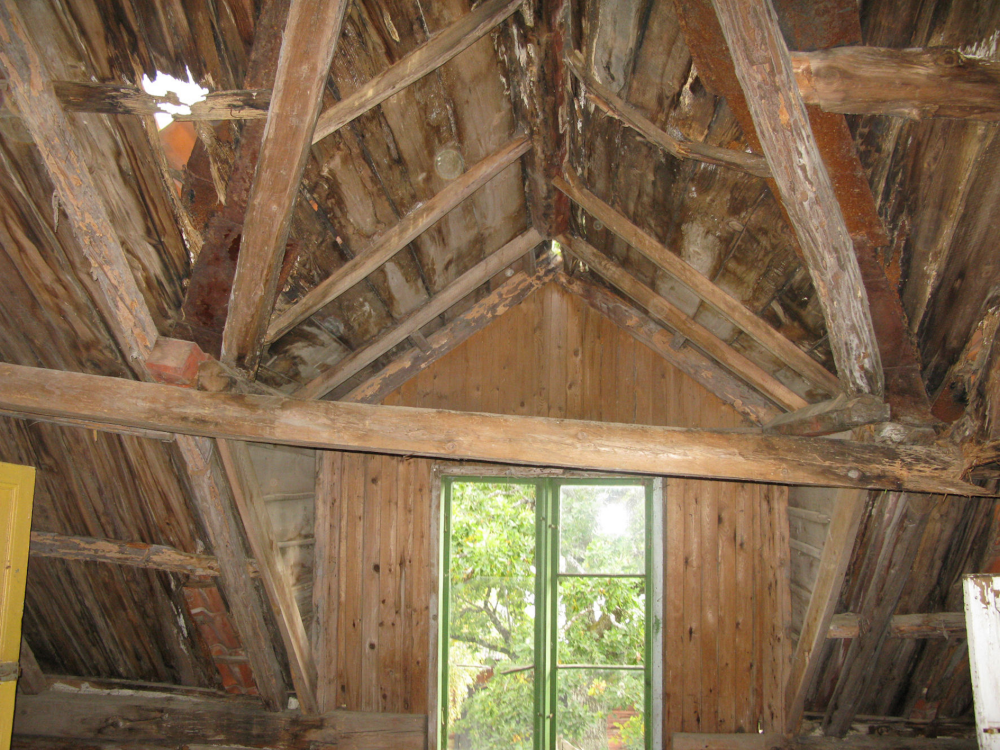 Taket på det mycket förfallna komministerbostället på Björkby gård.