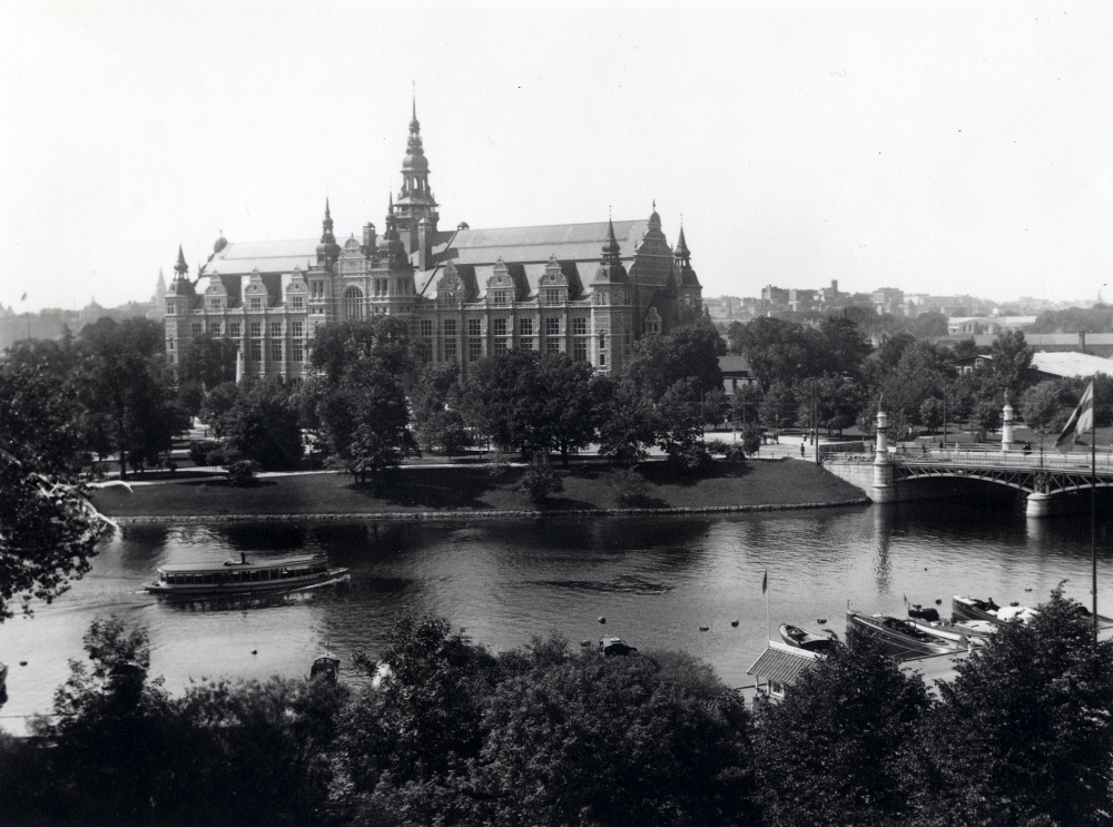 Originalglasplåten till denna bild hittades på en vind i ett förfallet hus på Lingsbergsvägen som kommunen rev. En låda glasplåtar skänktes till Fotografiska museet, medan denna bild sparades i arkivet som 'minne' av händelsen. Fotografiet föreställer  Nordiska museet  i Stockholm. Kommunalrådet  Carl-Erik Wikström  skänkte alla glasplåtarna till bildarkivet efter rivningen