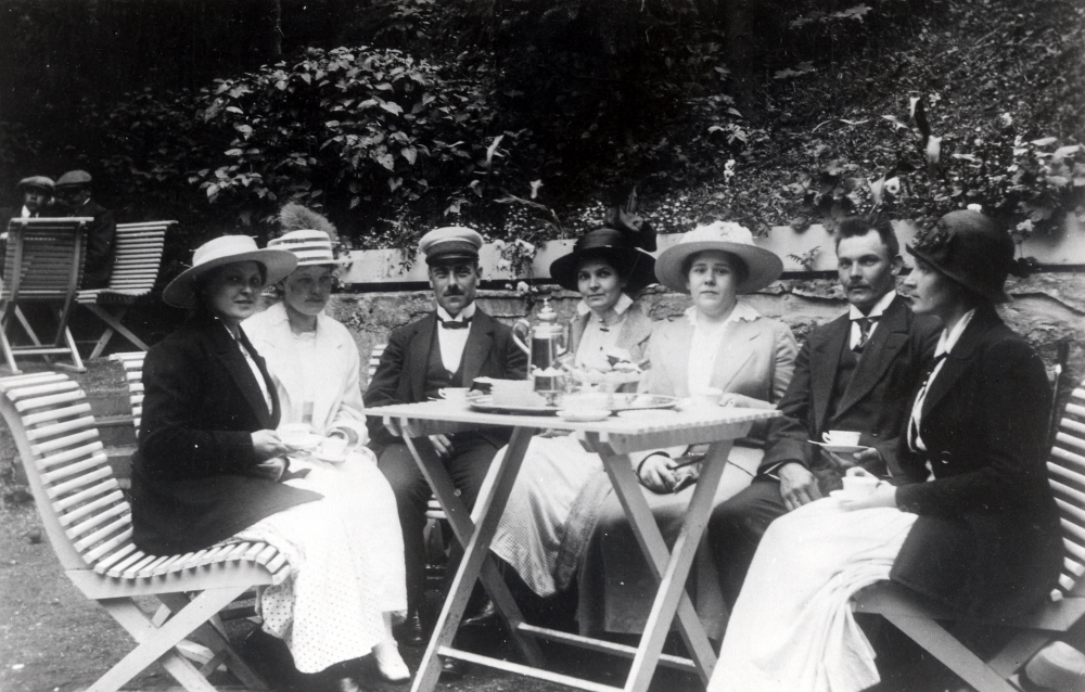 Vallentunabor på besök i  Uppsala  med konditoribesök i början av 1920-talet. Fr v  Anna Lindewall   Jenny Gustafsson   Reinhold Rejnegård  blev senare fängelsedirektör,  Ester Rejnegård  född Gustafsson,  Ester Gustafsson  född Broström,  Beda Gustafsson  Reinhold och Ester Rejnegård var bosatta i Uppsala omkring 1920