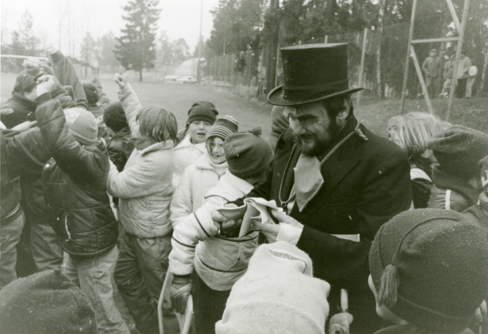 Brännboll i Karbyskolan, lärare mot elever.  Ture Johnsson i hög hatt. Foto och uppgifter: Fredrik Andersson.