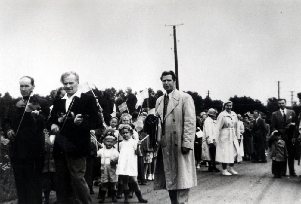 Dans kring midsommarstången i Söderby hage sedan man vandrat från Lindholmens järnvägsstation till festplatsen. När Orkesta hembygdsgård invigts 1951 har festerna hållits där.