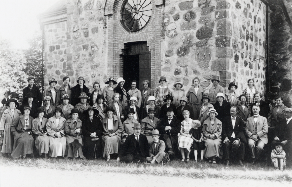 Lärare på hembygdskurs 17 – 22 augusti 1925 fotograferade utanför Vallentuna kyrka.  Nedre raden fr v nr 5 Lisa Barthelsson Sunnanå, nr 9 Anna Gauffin Hjälmsta.  Mellan raden fr v nr 2 Signe Östman Åvasta,  nr 4 Elna Andersson Angarn, nr 10 Margit Oppermann Hjälmsta, nr 11 Matilda Linde Össeby-Garn, nr 12 Nanny Skoglund Össeby-Garn. Bakre raden fr v nr  8 Elna Sandgren? Torsholma.  Sittande längst fram t h Sixten Palmblad Vallentuna