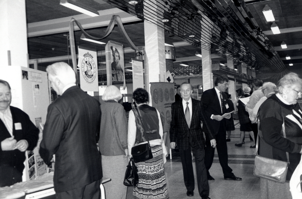 Stockholms läns hembygdsförbund har årsmöte och 25-års jubileum i Vallentuna gymnasium 25 mars 1995.  Vallentuna hembygdsförening och Vallentuna kulturförvaltning  är värdar med utställningar, program och musikunderhållning.  Längst t v står Orkesta hembygdsförenings ordförande Carl-Axel Olsson.  I bildens mitt med papper i handen står Göran Eriksson, ordförande i Stiftelsen Gustav Vasa 500 år
