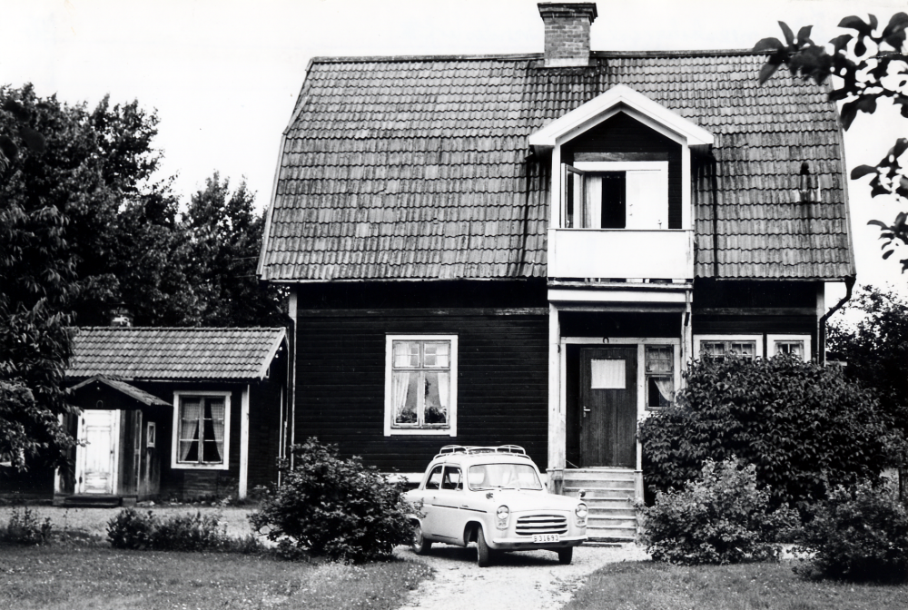 Villa Fredrikshof  uppfördes ca 1920 och låg i korsningen  Allévägen-Sommarvägen  Huset revs ca 1963 inför byggstart av flerfamiljshus vid Allévägen