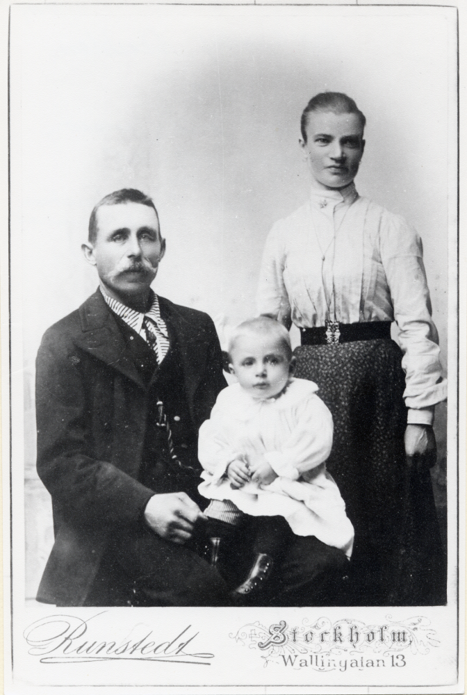 Karl-Axel Frid-Jansson levde 1859-1945 och bodde i Solsta gamla soldattorp i Frösunda. Här är han avporträtterad tillsammans med tredje hustrun Matilda "Tilda" Frid-Jansson (1870-1941) samt sonen Evert Frid-Jansson född 1902 och död 1966