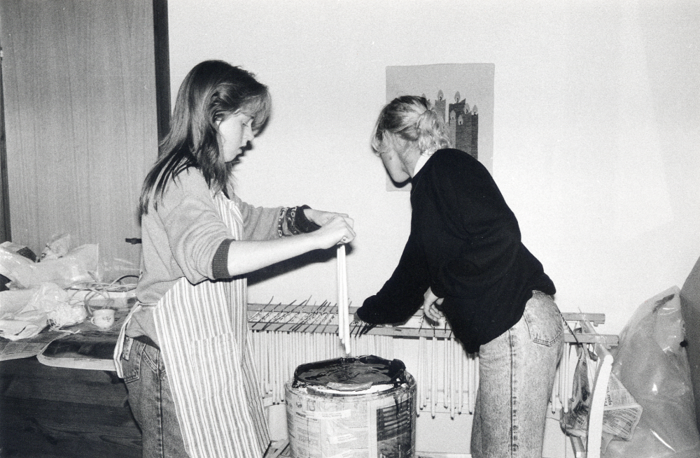 Ljusstöpning hos Marita Larsson, Lovisedalsvägen 28. 6 kvinnor i Eklidens syjunta har stöpt ljus i 16 år. Här doppar Monica Nicklasson vekarna i doppkärlet. På stänger hänger pinnar med 4 ljus på varje