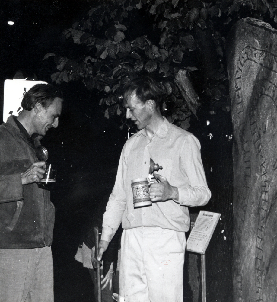 Natten mellan 11 och 12 september 1975 restes en ny runsten vid Vallentuna station sedan SL beslutat dra in busstrafiken mellan Täby kyrkby och Vallentuna.  Bo G Eriksson, Anthony Eyre och Roberto Dünkelberg författade texten och reste stenen.  Texten lyder:  Resande reste rasande stenen.  Snöda skrymtare snodde knarr (skeppet).  Folkvalde vise nu vanligt vett.   Vallentuna väntar på bussen.  Ante högg.  Stenen finns 1999 fortfarande kvar på stationsområdet.