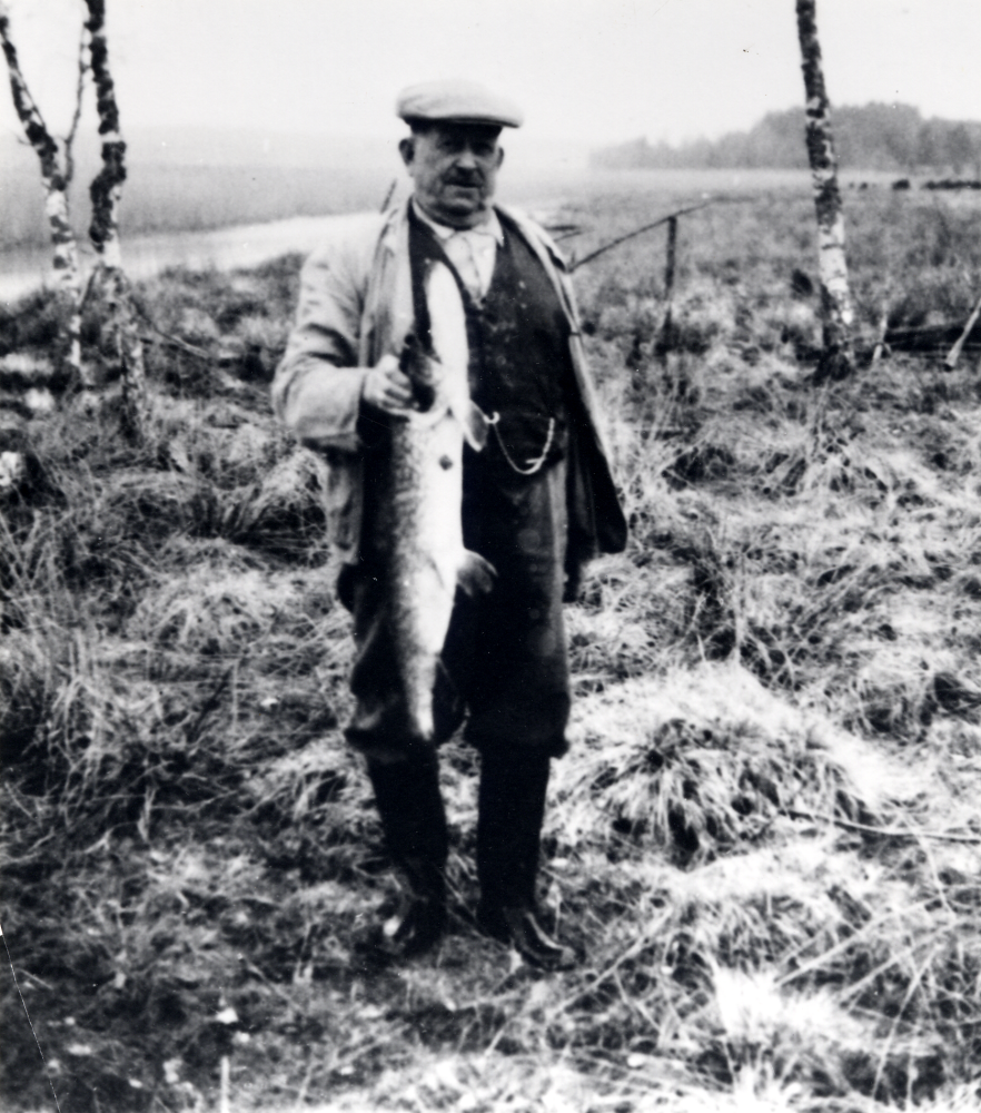 David Sundin på Kragsta gård i Vallentuna har fångat gammelgäddan i Vallentunasjön