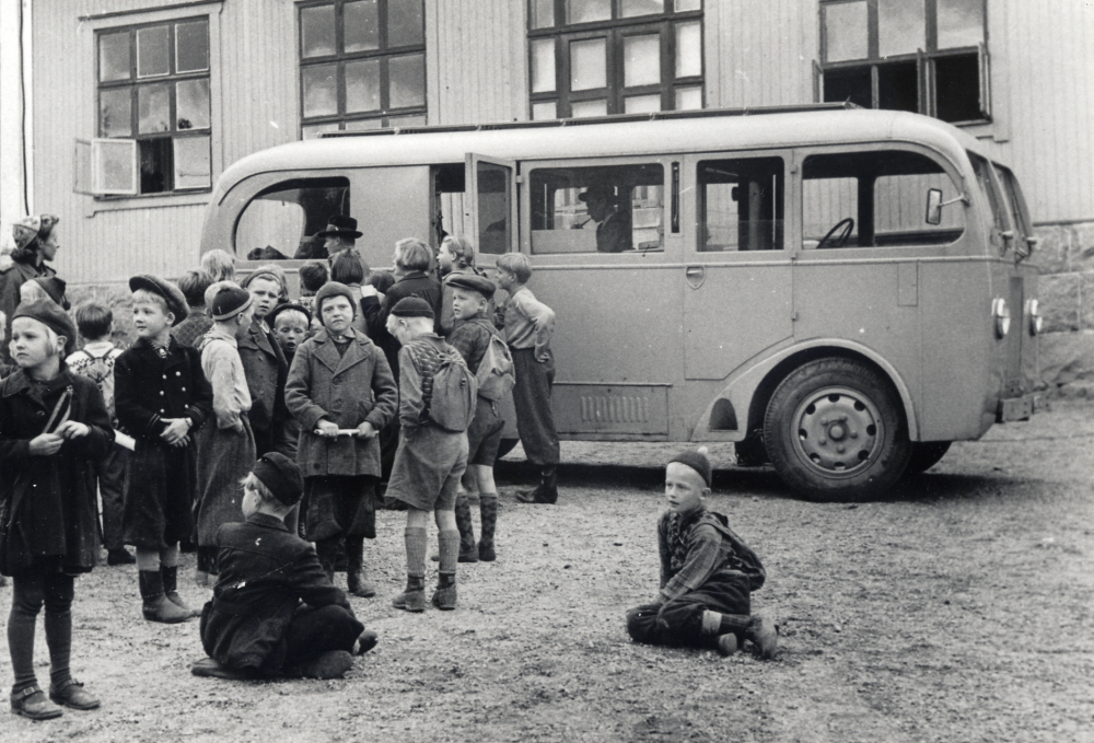 Hjälmsta skola. En buss från Radiotjänst står parkerad utanför Vita skolan