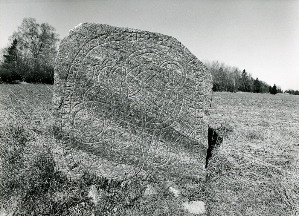 Runsten med beteckningen U232 i Gällsta, strax sydväst om vägskälet vid vägen Gällsta - Grana och vägen Grävelsta - Sursta.