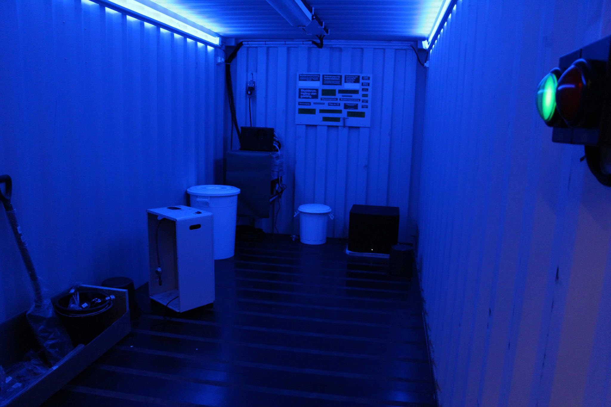 Inuti en skyddsrumssimulator byggd i en container.