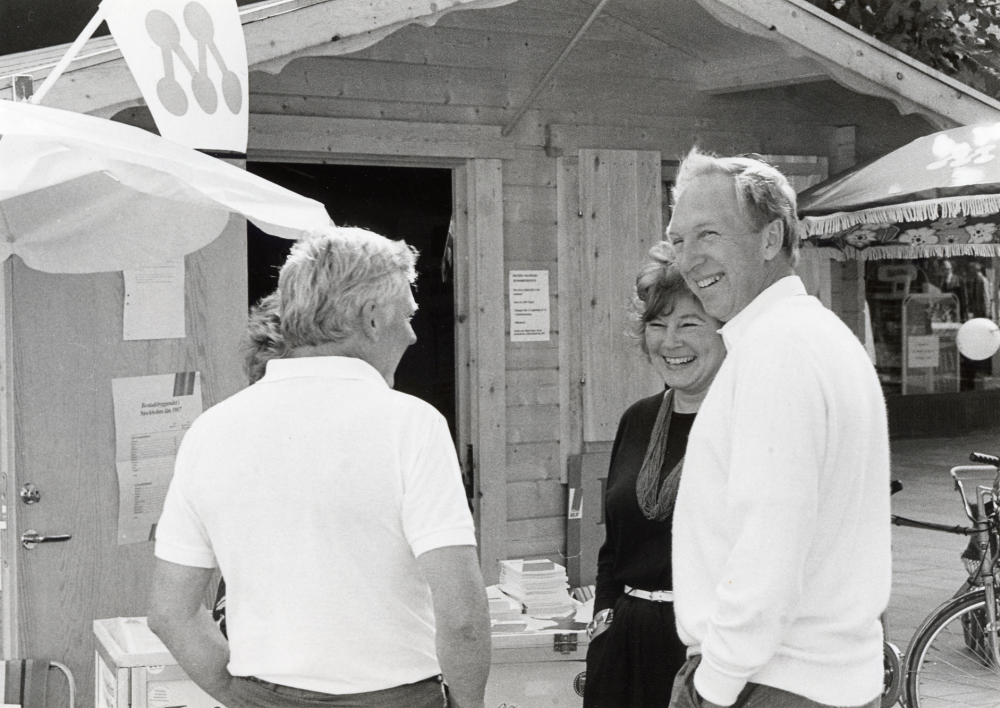 Valinformation på Tuna torg.  Framför moderaternas valstuga samtalar fr v Sture Sivertsson med Maj Birgersson och Elwe Nilsson