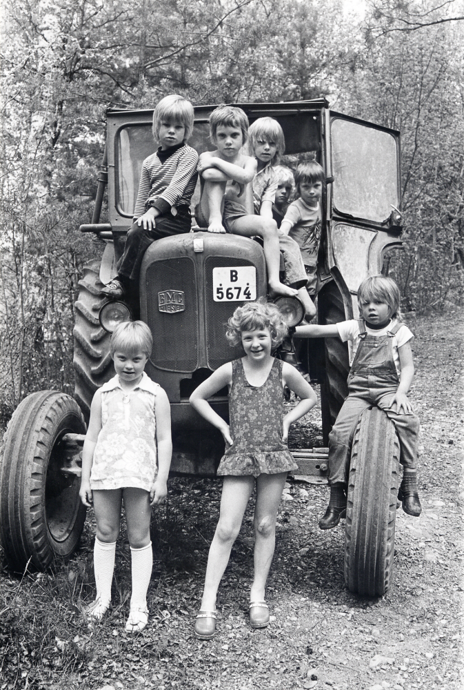 Barnen från Frösunda lekskola har samlats runt en traktor. Överst fr v Fredrik Ekander, Robert Nilsson, Magnus Englund, Robert Lundell och Clas de Wrang. Nedersta raden fr v Liselott (Lotta) Jansson, Helen Johansson och på framhjulet Mattias Englund.  Foto i samband med artikel i Norrtelje tidning