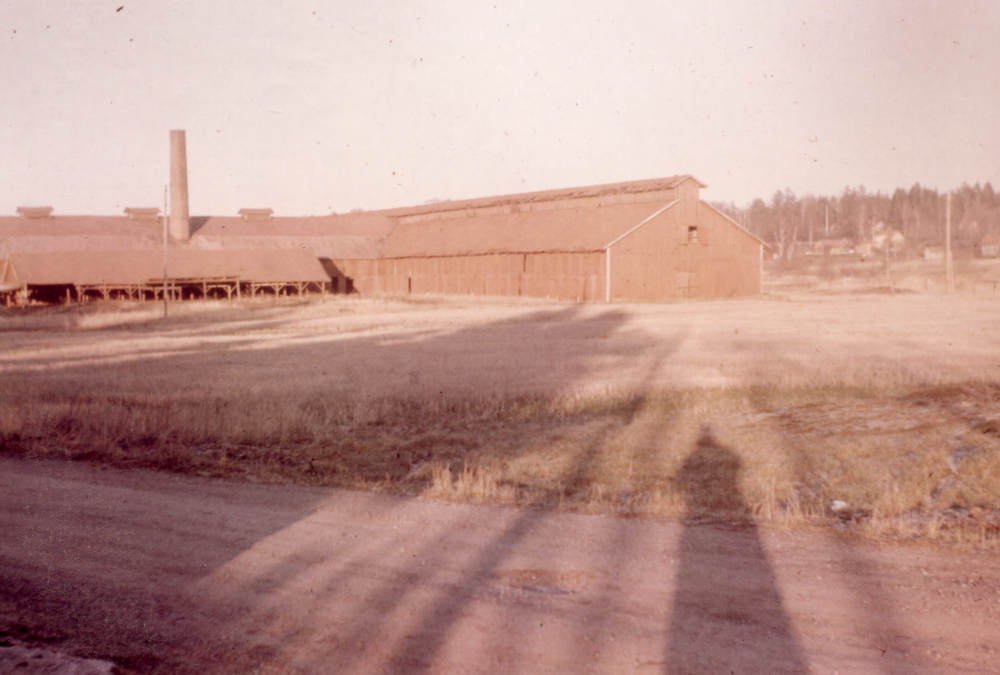 Åby tegelbruk  grundades och drevs av fabrikör  Carl Janne Gustafsson  Vid bruket tillverkades mursten och dräneringsrör under tiden 1927 till 1968. Tegelbruket brann ner natten till den 20 september 1970.