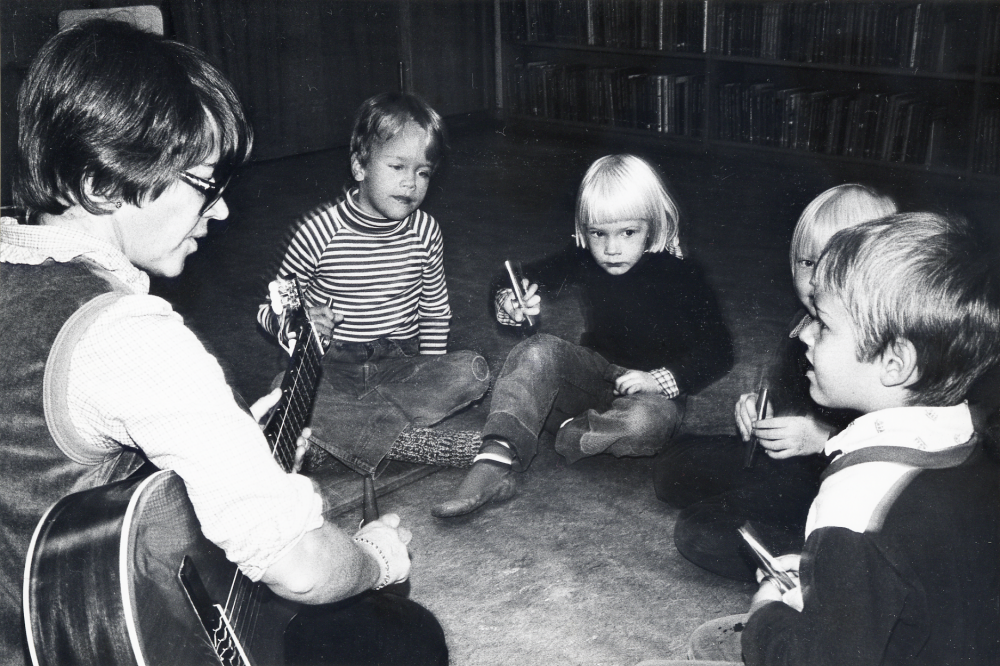 Musiklek med Elsa-Gun Gustafson i barnavdelningen på Vallentuna bibliotek. Här spelar barnen kazoo