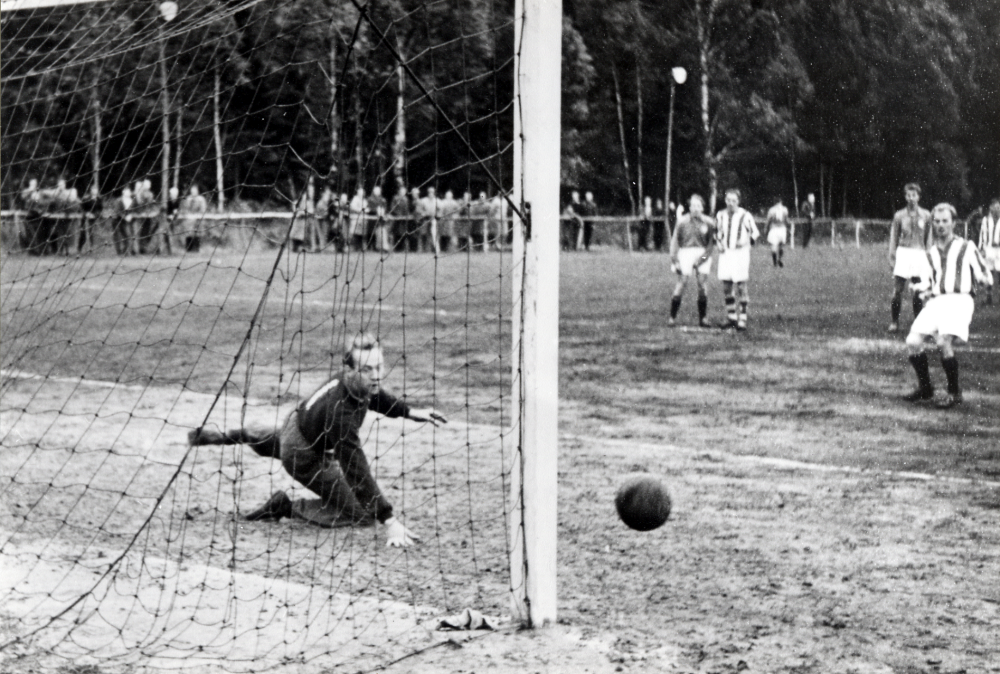 VBK, Vallentuna bollklubb, möter OMME från Sundbyberg på Vallentuna IP under tidigt 1950-tal. VBK gör mål!
