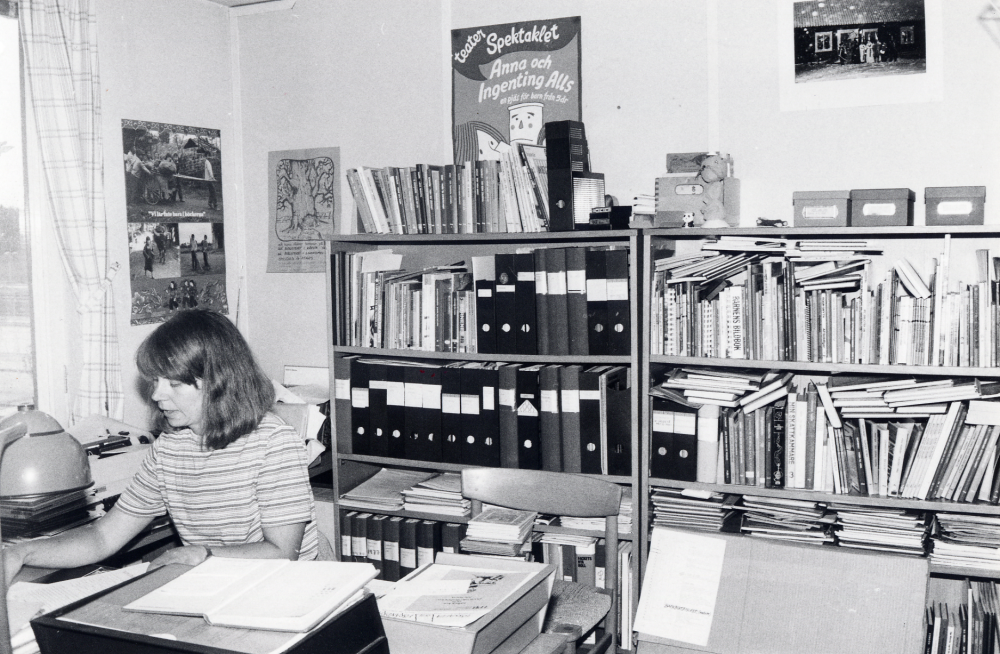 Lena Lundgren i sitt arbetsrum i Vallentuna bibliotek på Allévägen