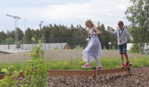 Barn som går balansgång