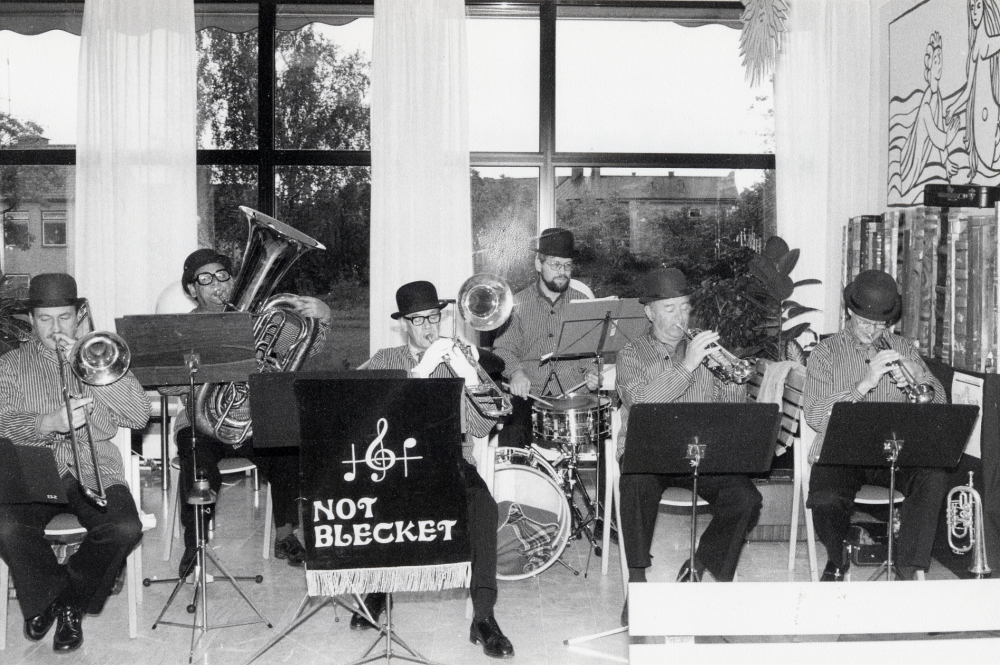 Svenska boktryckerikonstens 500-årsjubileum 1983   Boken fyller år  uppmärksammades i  Vallentuna bibliotek  med utställningar och program. Här inleds festligheterna i samband med söndagsöppet på biblioteket med musik i foajén av brunnsorkestern  Notblecket