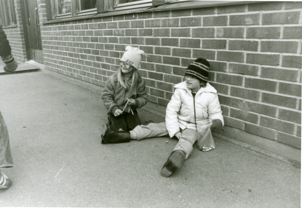 Elever i Karbyskolan spelar kula på rasten. Foto och uppgifter: Fredrik Andersson.