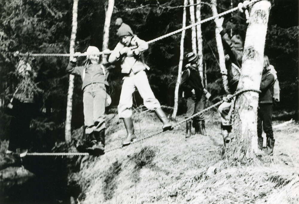 Friluftsfrämjandets Skogsströvare i Brottby tar sig över ett vattendrag vid Römossen.
Foto och uppgifter: Fredrik Andersson.