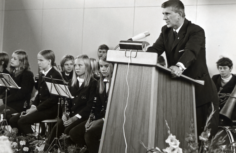 Kommunalrådet Ingvar Lidskog talar vid invigningen av Gustav Vasaskolan i september 1969