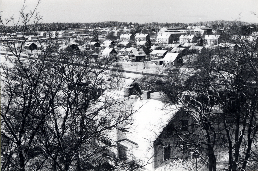 Utsikt från Vallentuna kyrktorn mot nordväst.  I bildens mitt Pastorsexpeditionen och i bakgrunden enfamiljshus på Prästgårdsgärdet