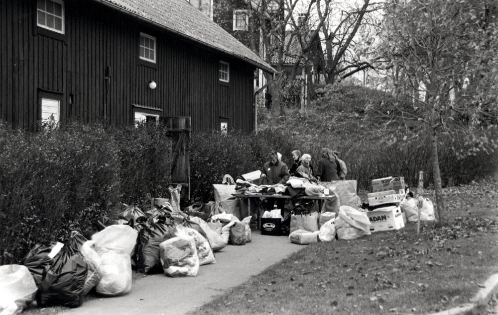 Röda korset samlar in kläder utanför Paradiset vid Vallentuna kyrka