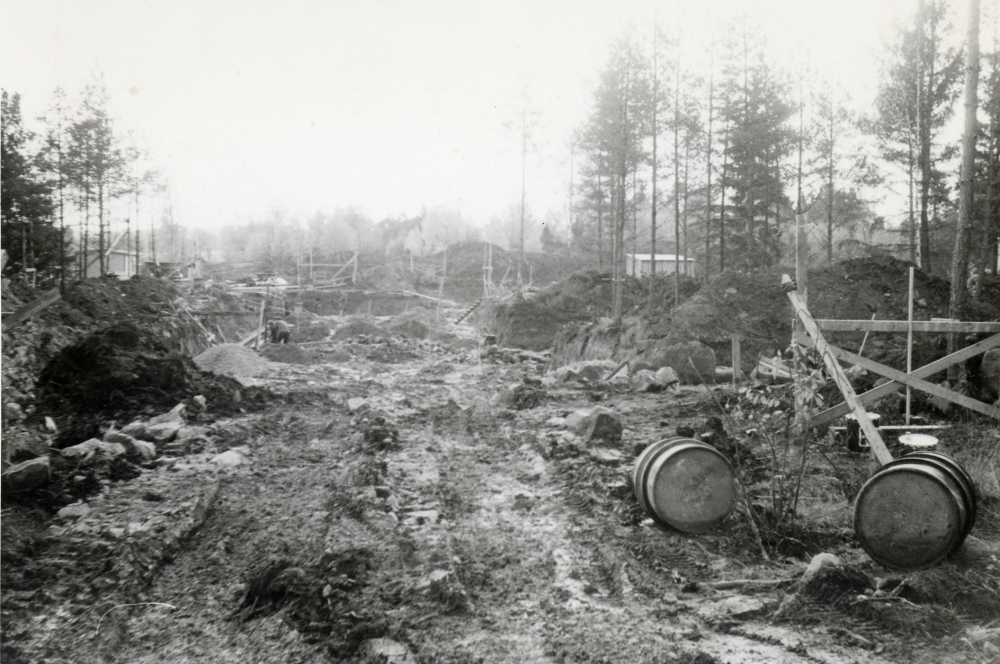 Karbyskolan  byggs, en låg- och mellanstadieskola vid Vadavägen.  Arbetet är sett från Kastanjevägen 1, där nu Karbygården ligger i hörnet av Vadavägen och Kastanjevägen