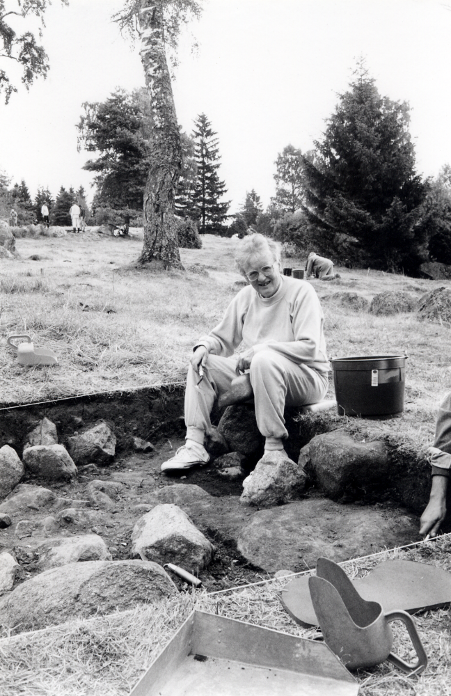 Nordiskt amatörarkeologiskt utgrävningsläger i Granby 3-29 juli –ett samarbetsprojekt mellan hembygdsföreningarna i Vallentuna, Riksantikvarieämbetet och Folkhögskolan på Biskops-Arnö. Varje vecka kom nya deltagare. En av deltagarna var Feli Eriksson från Vallentuna hembygdsförening