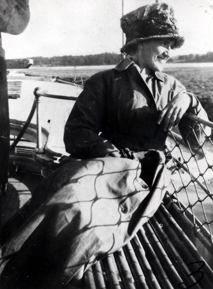 Linnea Åslev, dotter till kyrkoherde Per Erik Åslev i Össby-Garn, på väg hem från Stockholm på ångfartyget Åkers kanal, kallad Tuppen. Linnea sitter utomhus i aktern.  Möjligen är båten i Husaån strax före Lilla Garn.  Båten gick från Lilla Garn vid 3-4-tiden på morgonen med bl a mjölk till Stockholm. Ca kl 15 återvände båten mot Össeby-Garn och kom till Brottby mellan kl 19 och 20 på kvällen