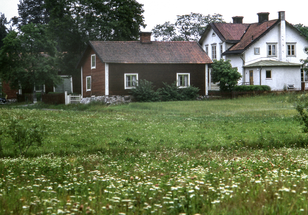 Lappdals gård. Fotografiet ingår i bildserien Angarnssjöängen 1970 som köptes av Vallentuna kommun och gjordes mot bakgrund av den oro som fanns bland naturvänner då Stockholm stad planerade en ny stad i området med upp mot 100 000 invånare. Så småningom övergavs planerna och istället bildade Länsstyrelsen naturreservat 1982.