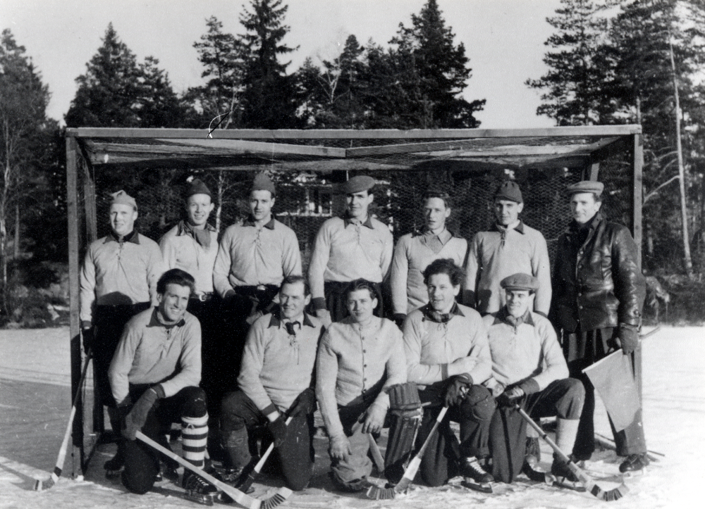 GoIF Kåres bandylag efter serieseger 1955. Övre raden fr v Lennart Johansson, Gösta Lindberg, Eskil Karlsson, Gösta Hedlund, Kurt Welknert, Börje Södergren och Ivan Andersson. Främre raden fr v Åke Kant från Markim-Orkesta, Erik Lindgren, Bengt Stolpe Frösunda, Gösta Jansson och 'Goffen' Hedlund