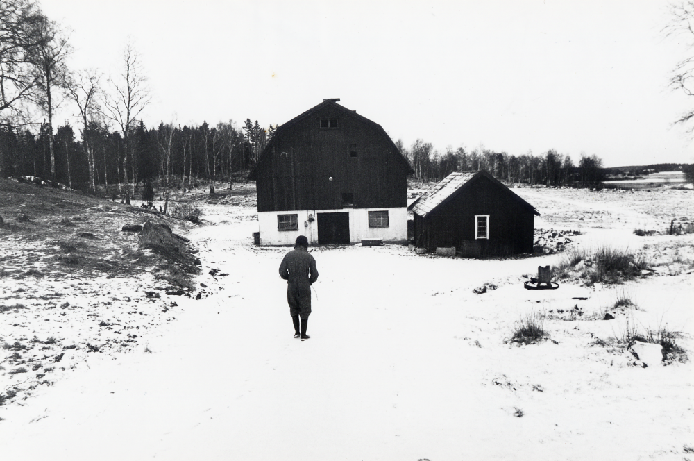 Ekonomibyggnader vid Olhamra gård.  T h skymtar Angarnssjöängen