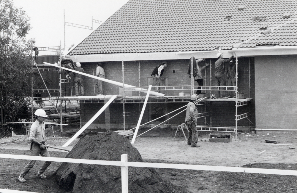 Rikets sal, Jehovas vittnens kyrka, byggs på tre dagar i Vallentuna på en tomt mellan Svedjevägen och Teknikvägen. Här monteras hängrännor på söndagen den tredje dagen kl 11.30