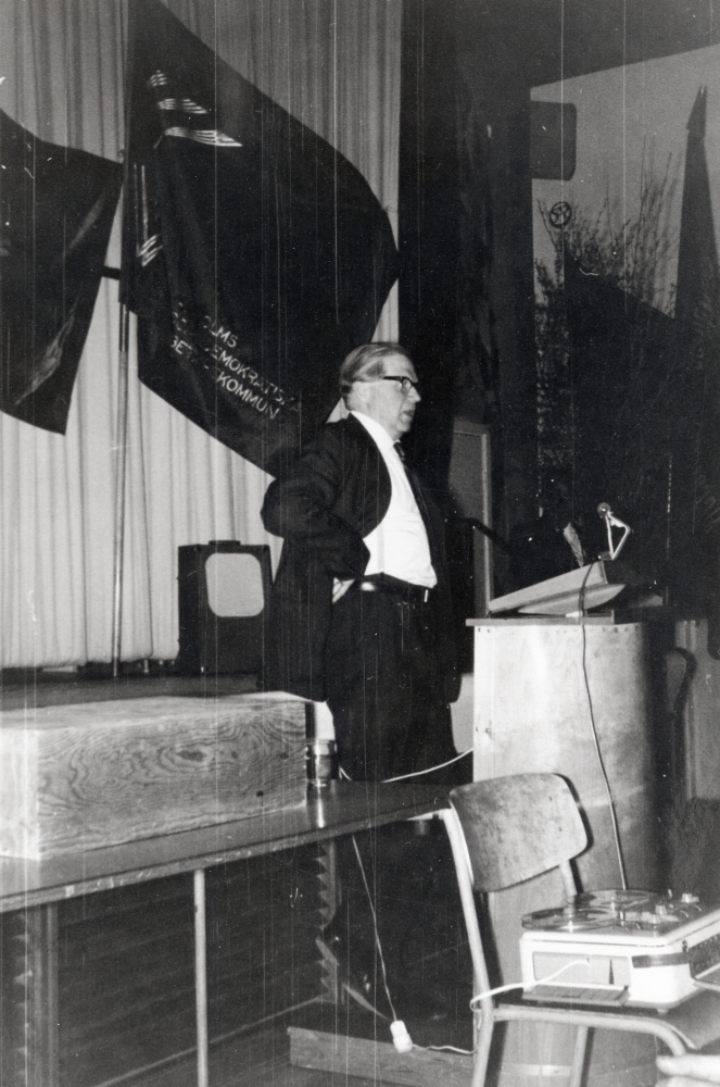 Gunnar Sträng besöker Vallentuna och talar i Hjälmstaskolans aula vid Socialdemokratiska arbetarekommunens 50-års jubileum.  Arbetarekommmunen  bildades 1914