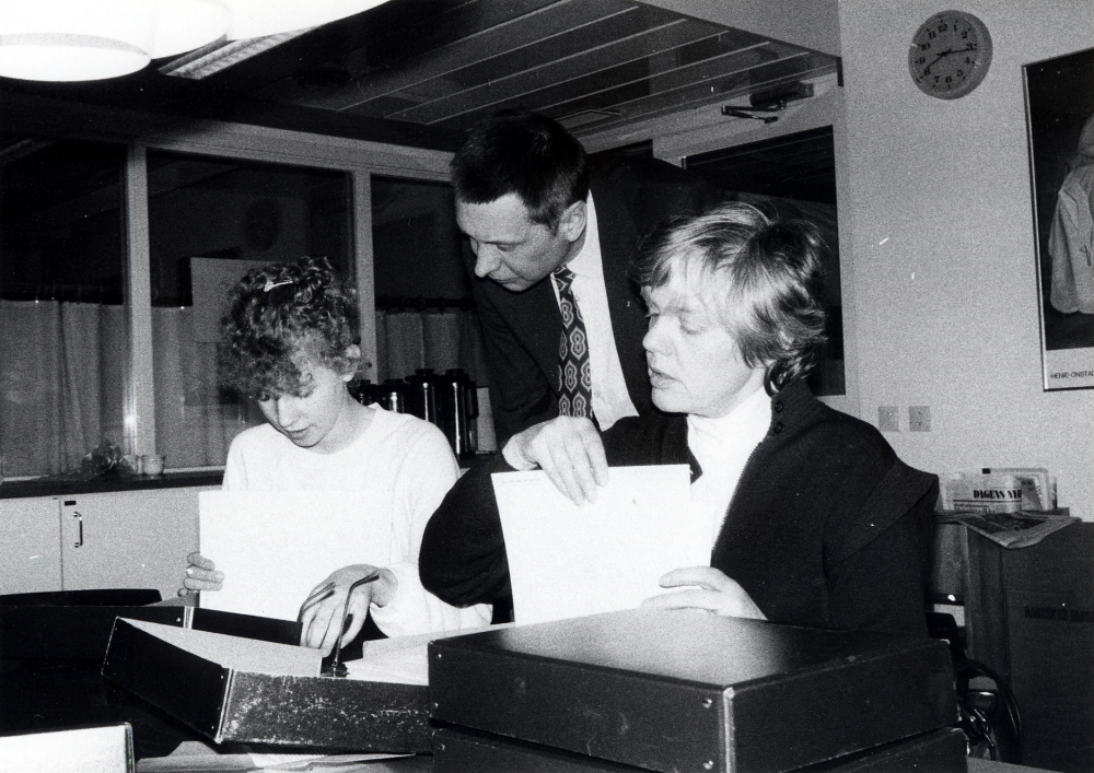 Studiecirkeln Bonden Ejnar Carlsson och hans bilder besöker Vallentuna bildarkiv och tittar på bildmaterialet i Tärningens lunchrum. T v Malin Hellsten, Gunnar Hillbo och Agneta Heine-Ivgren. Studiecirkeln är ett samarbete mellan Studieförbundet Vuxenskolan och Frösunda hembygdsförening.  Kursledare är Gun Hillbo