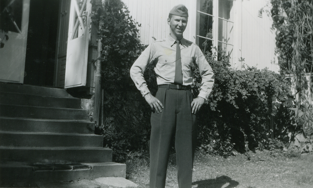 Timo Ekholm är hemma på Ekskogens gård för helgpermission från militärtjänstgöringen på LV3 i Norrtälje.