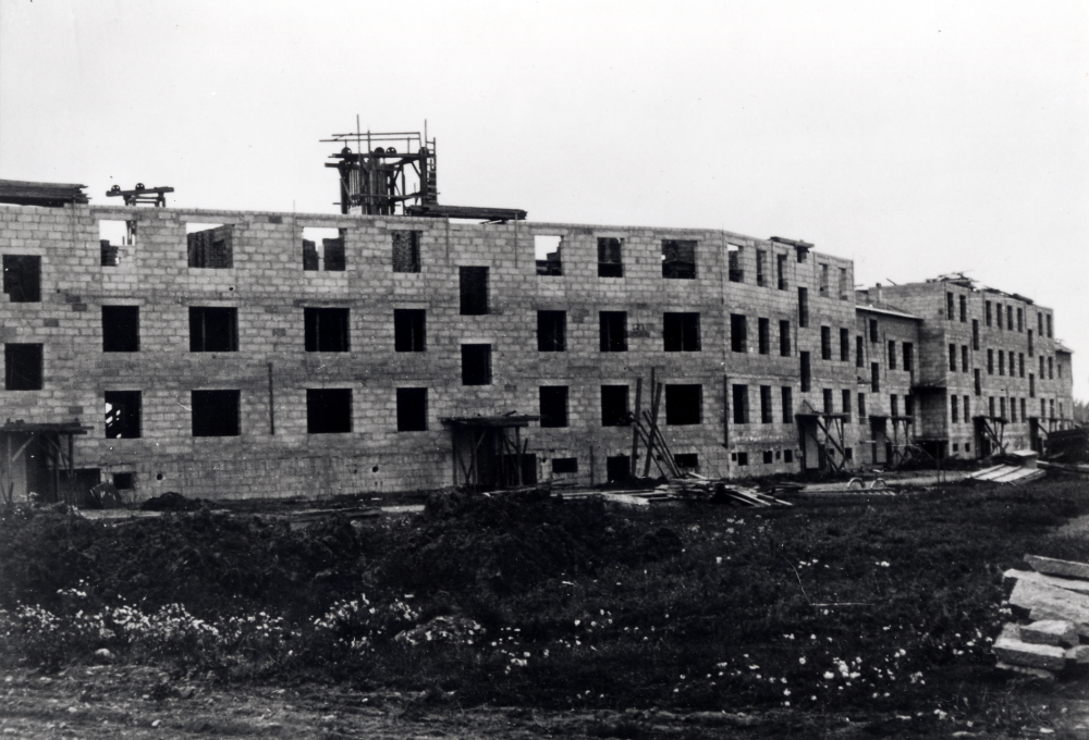 Prästgårdsgärdet bebyggs med flerfamiljshus. Bostadsrättsföreningen Vikingen uppför bostäder och gatan utanför får namnet Skördevägen. Här har tredje och översta våningen byggts. I hörnhuset i korsningen Centralvägen och Skördevägen byggs en restaurang, som får namnet Vikingen